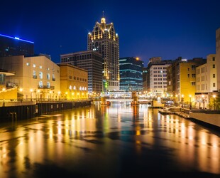 JOURNEY DOWN THE MILWAUKEE RIVERWALK